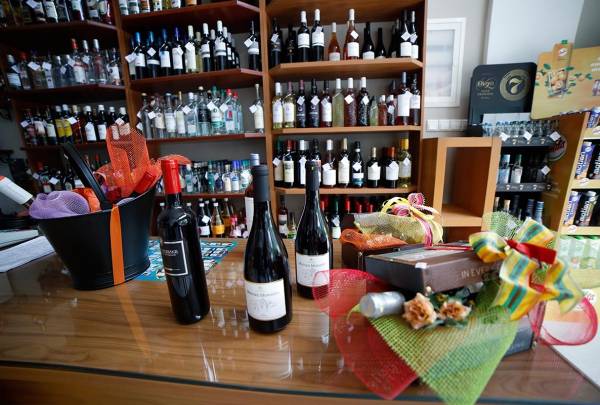 Η καραντίνα έπληξε και τις κάβες της Καλαμάτας