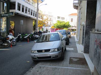 Αυτοκίνητα στα πεζοδρόμια