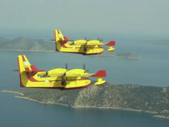 3 πυροσβεστικά αεροπλάνα από χθες πρωί στην Καλαμάτα