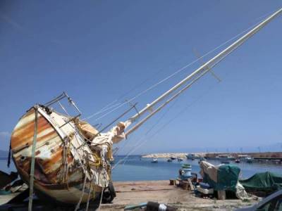Απομάκρυνση κατασχεμένου σκάφους από την Κορώνη