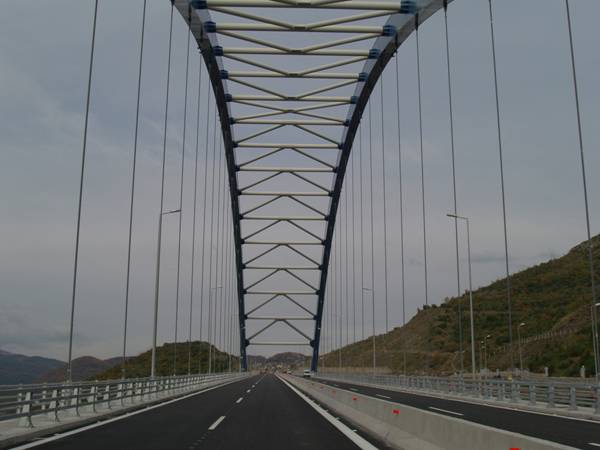 Προχωρούν οι εργασίες για την τοξωτή γέφυρα