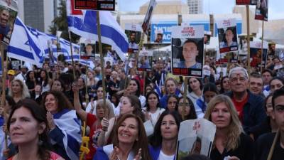 Αρχισε η απελευθέρωση των Ισραηλινών ομήρων στη Γάζα - Οι οικογένειές τους συγκεντρώνονται στη στρατιωτική βάση Ρέιμ