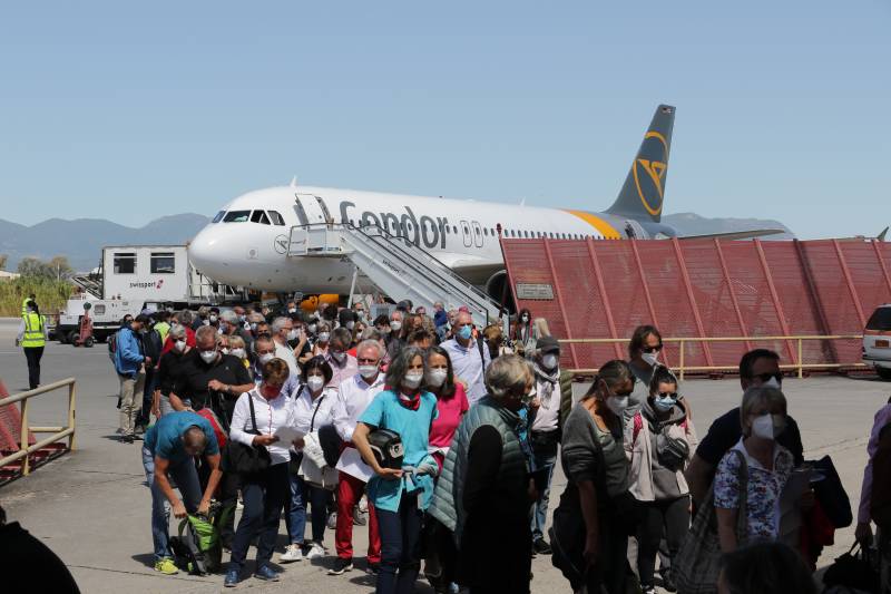 Εφτασαν χθες στο αεροδρόμιο οι πρώτοι 218 ταξιδιώτες με πτήσεις από Μόναχο και Ζυρίχη (βίντεο-φωτογραφίες)
