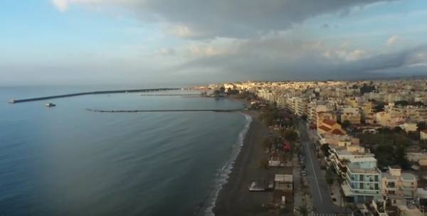 Πρωινή "πτήση" στην παραλία της Καλαμάτας (βίντεο)