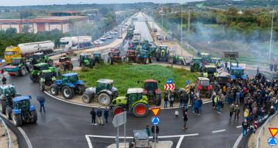Συνεχίζουν τις κινητοποιήσεις οι αγρότες: Νέα μπλόκα σε όλη τη χώρα (Βίντεο)