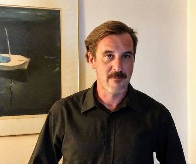 Ο Γιάννης Δούζης στην "Ε": “Οι νέοι πρέπει να καλυτερεύουν τη ζωή τους, να ελπίζουν, και η Τέχνη βοηθάει σ’ αυτό”