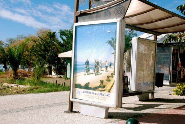 Χάρτες της Καλαμάτας στις στάσεις λεωφορείων