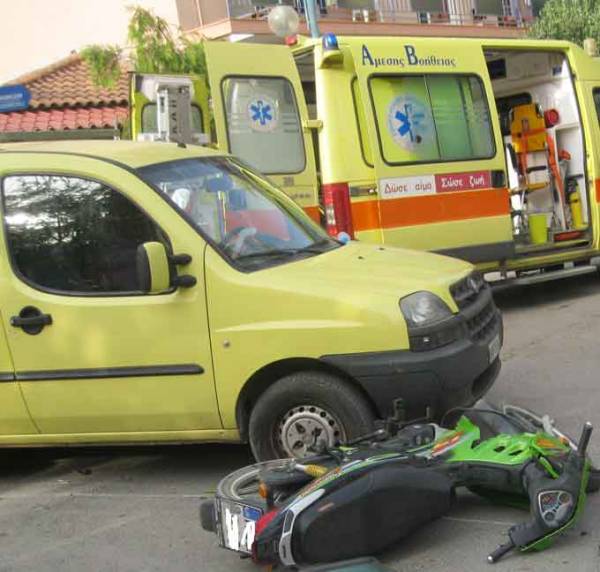 Τροχαίο με τραυματία στη διασταύρωση Μαυρομιχάλη και Αλεξάκη