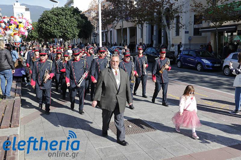 Κάλαντα και εορταστικές μελωδίες από τη Δημοτική Φιλαρμονική στο κέντρο της Καλαμάτας (βίντεο-φωτογραφίες)