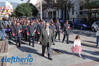 Κάλαντα και εορταστικές μελωδίες από τη Δημοτική Φιλαρμονική στο κέντρο της Καλαμάτας (βίντεο-φωτογραφίες)