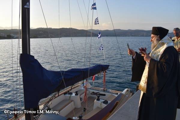 Ο μητροπολίτης Μάνης σε καθέλκυση ηλεκτροκίνητου ιστιοφόρου στο Γύθειο