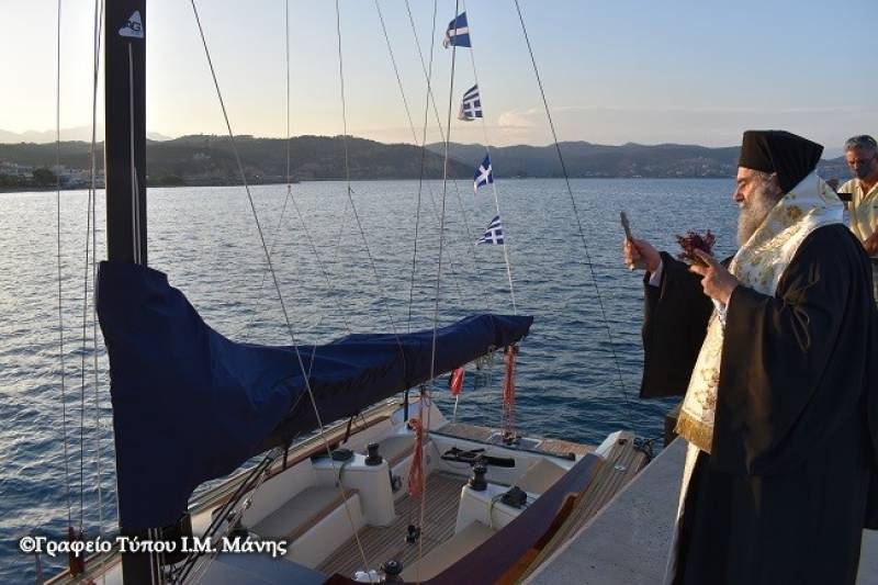 Ο μητροπολίτης Μάνης σε καθέλκυση ηλεκτροκίνητου ιστιοφόρου στο Γύθειο