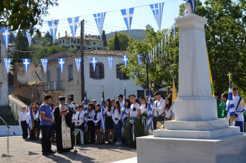 Καταθέσεις στεφάνων από σχολεία της Κυπαρισσίας