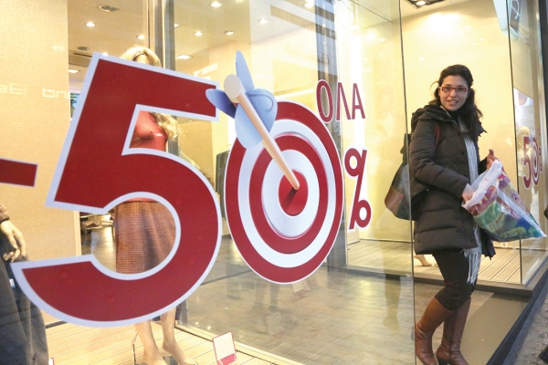 Ξεκίνησαν επισήμως οι εκπτώσεις: Πουλάνε στη μισή τιμή χωρίς… ανταπόκριση