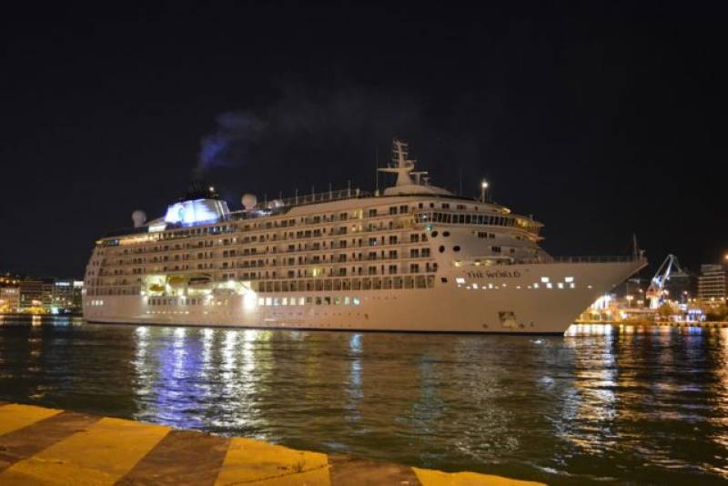 Το κρουαζιερόπλοιο “The world” στο Λιμάνι της Πύλου