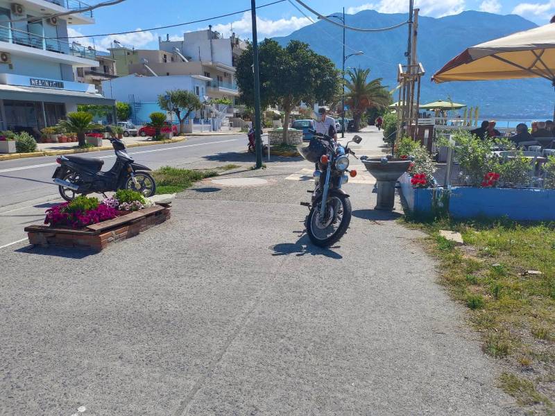 Παρκάρουν τις μηχανές στα πεζοδρόμια