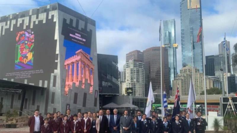 Η ελληνική σημαία κυματίζει στο Federation Square της Μελβούρνης