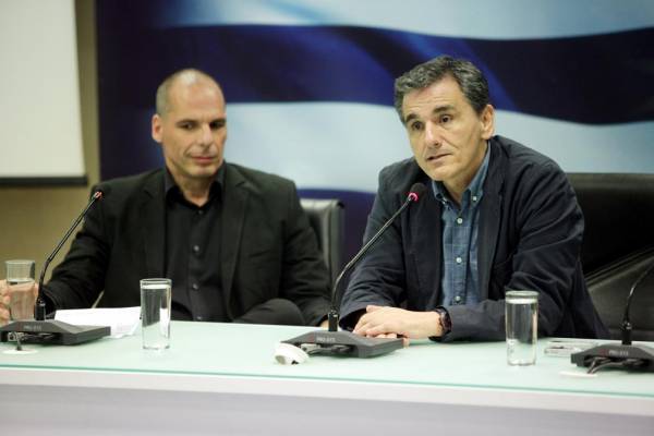 Παρέδωσε στον Τσακαλώτο ο Βαρουφάκης