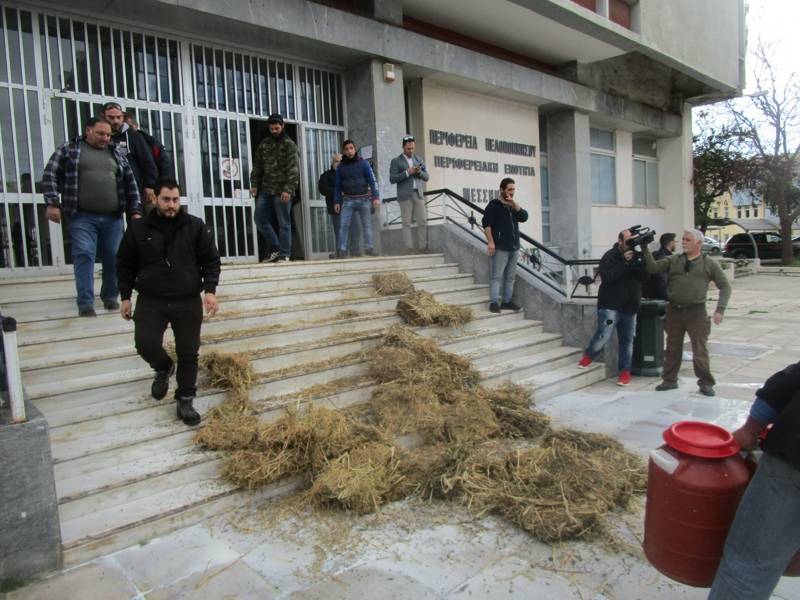 Κινητοποιήσεις αγροτών στην Καλαμάτα: Εχυσαν το γάλα στα σκαλιά του διοικητηρίου (βίντεο)