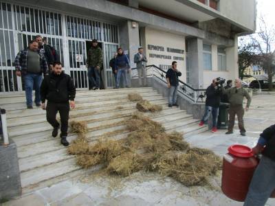 Κινητοποιήσεις αγροτών στην Καλαμάτα: Εχυσαν το γάλα στα σκαλιά του διοικητηρίου (βίντεο)