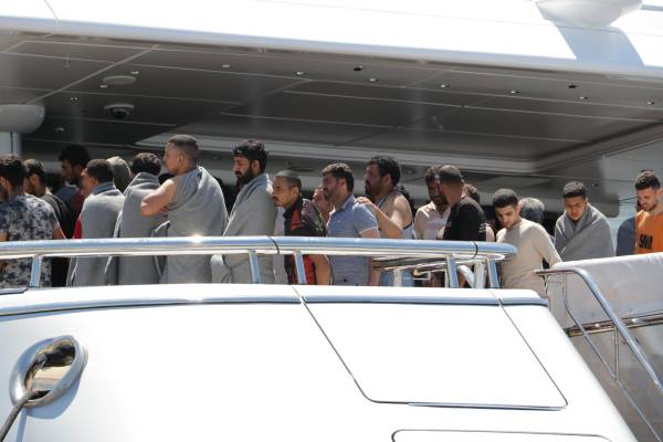 Από την Μαλακάσα πίσω στην Καλαμάτα 9 μετανάστες για συμπληρωματικές καταθέσεις (βίντεο)