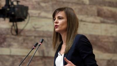 Τροπολογία για αύξηση του κατώτατου μισθού θα εισηγηθεί στη Βουλή η Έφη Αχτσιόγλου