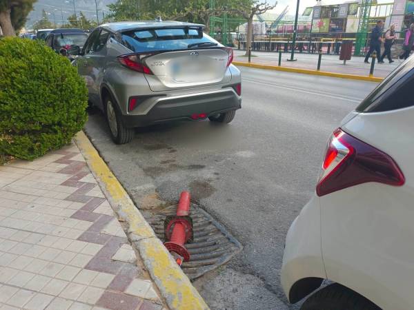 Ξεκολλημένα κολονάκια σε διάφορα σημεία της Καλαμάτας