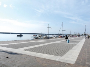 "Πόλεμος" στο λιμάνι για τη χερσαία ζώνη με... έπαθλο τα τραπεζοκαθίσματα