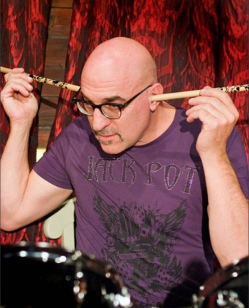 Ο Τζώνυ Βαβούρας σήμερα στο "Μώμος", μαζί με την ηθοποιό Μαρία Γκαγκώση