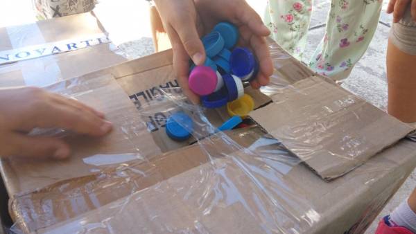 Συγκέντρωσαν καπάκια για βοήθεια σε παραπληγικούς στους Γαργαλιάνους