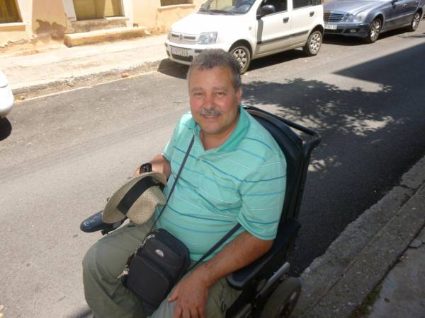 "Τα αυτοκίνητα κλείνουν τις διαβάσεις αναπήρων" σημειώνει ο Πέτρος Ξαρχάκος που μετακινείται με αμαξίδιο