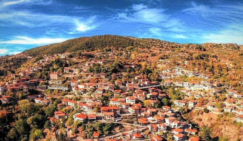 Στην Πελοπόννησο υπάρχει ένα παραδοσιακό «κρεμαστό» χωριό με μαγευτική θέα!