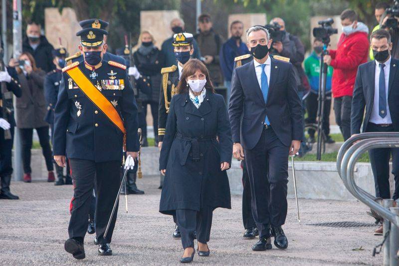 Θεσσαλονίκη: Στην τελετή έπαρσης της σημαίας στον Λευκό Πύργο παρέστη η Κατ. Σακελλαροπούλου
