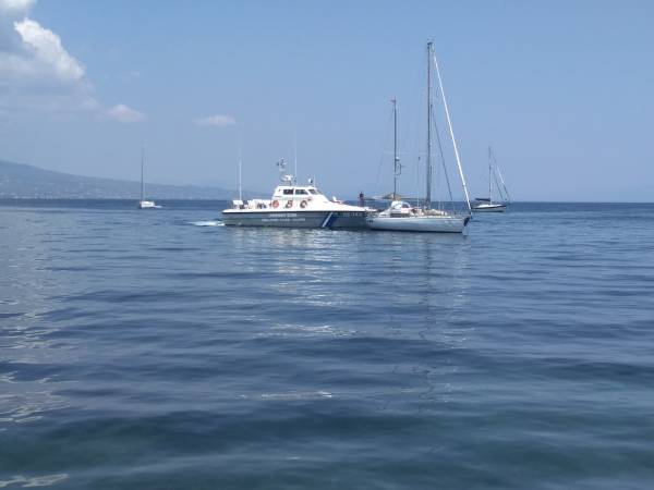 Επιχείρηση απομάκρυνσης οβίδας από το λιμάνι της Κορώνης (βίντεο-φωτογραφίες)