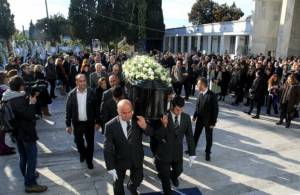Κηδεύτηκε ο Μένης Κουμανταρέας