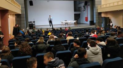 Ενημερωτική ομιλία για την ενδοοικογενειακή βία στη Χώρα