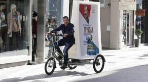 Ο Θεοδωράκης πήρε το τρίκυκλο και ανέλαβε μόνος του τη διαφήμιση της ομιλίας του! (βίντεο)