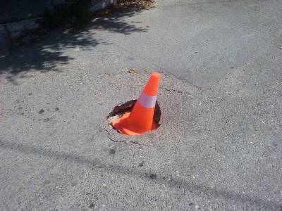 Κώνος στη λακκούβα