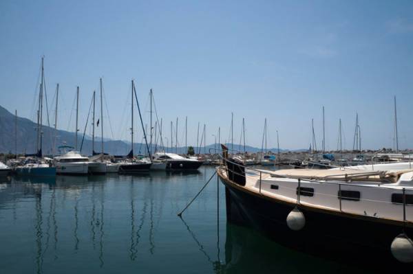 Να κλείσουμε τη... μαρίνα για να μπουν ξαπλώστρες;