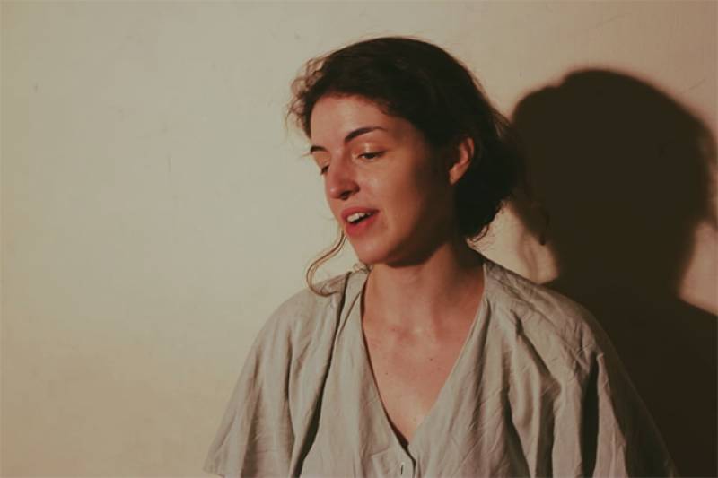 «η μυρωδιά της χρόνιας φθοράς των κουστουμιών είναι μια έντονη ανάμνηση / που διατηρώ, και που όταν τη συναντώ σήμερα με επαναπατρίζει»