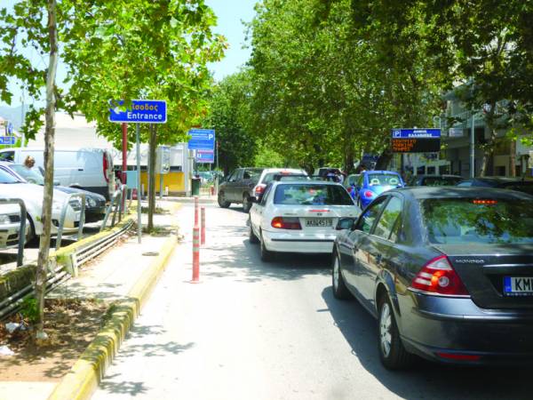 Ουρές στην είσοδο και στην έξοδο του πάρκινγκ του Νέδοντα (βίντεο)