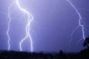 Διακοπές στο δίκτυο της ΔΕΗ από τους κεραυνούς