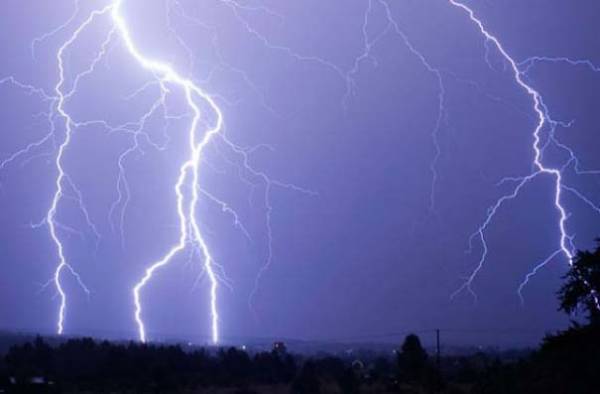 Διακοπές στο δίκτυο της ΔΕΗ από τους κεραυνούς