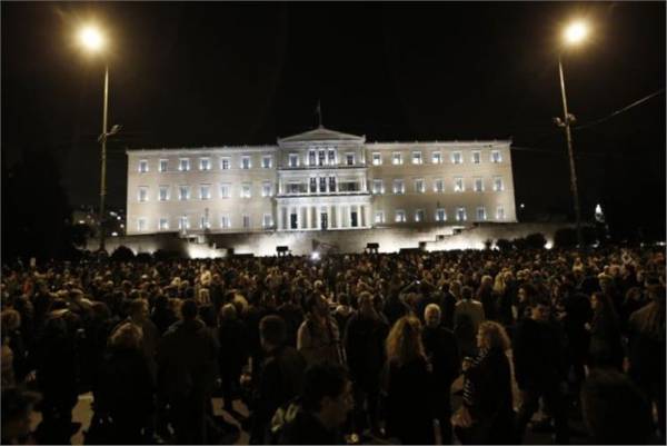 Χιλιάδες πολίτες διαδηλώνουν στο Σύνταγμα κατά του «εκβιασμού από τους δανειστές»
