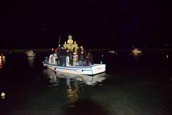 Περιφορά επιταφίου με καΐκι στη Μαραθόπολη