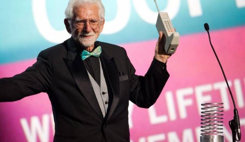 Το πρώτο κινητό τηλέφωνο ζύγισε 1 κιλό και η μπαταρία φόρτιζε σε 10 ώρες