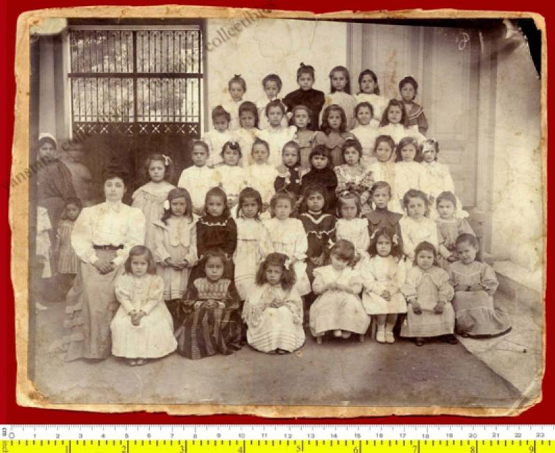 Σχολείο κοριτσιών σε μακρινές εποχές