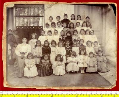 Σχολείο κοριτσιών σε μακρινές εποχές