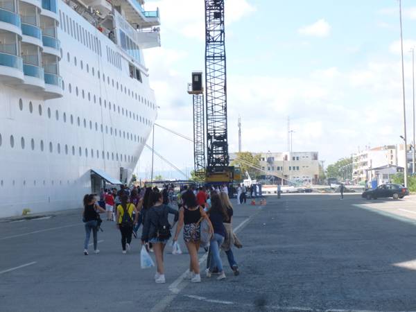 Οι τουρίστες από το "Costa Neoromantica" "φάνηκαν" στην Καλαμάτα (φωτογραφίες)