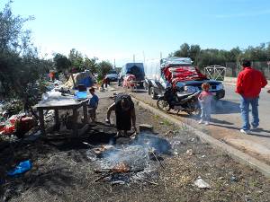 Καταυλισμός τσιγγάνων: Γράφουν και διαβάζουν στην άκρη του δρόμου (φωτογραφίες)